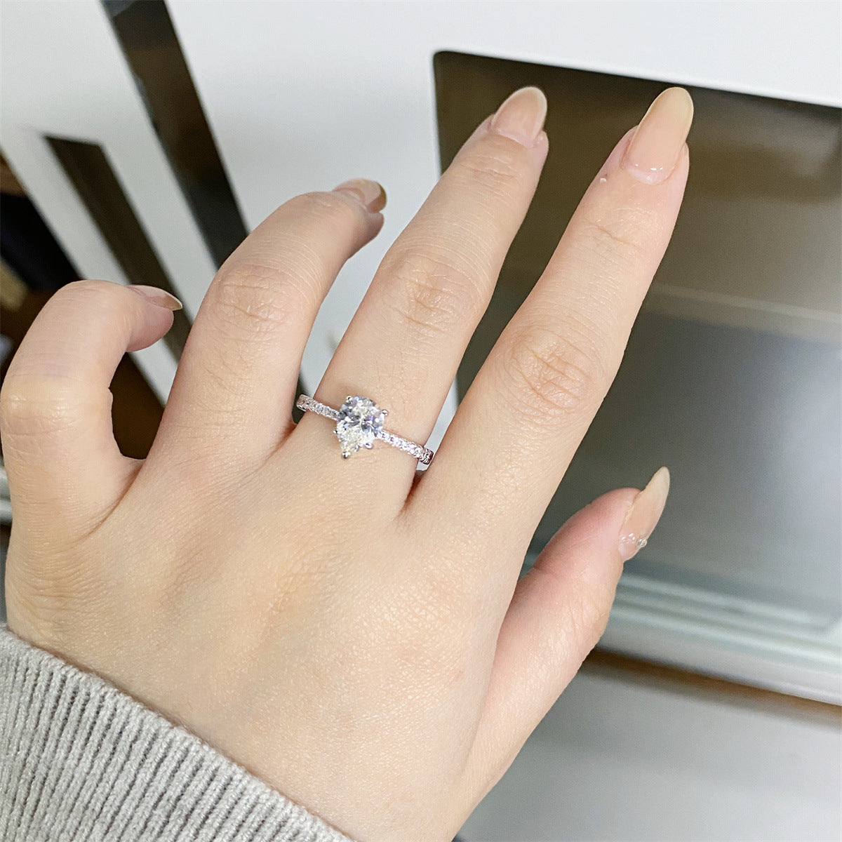 1 Karat Pear-Shaped Moissanite Ring for Women – Elegant Silver Jewelry