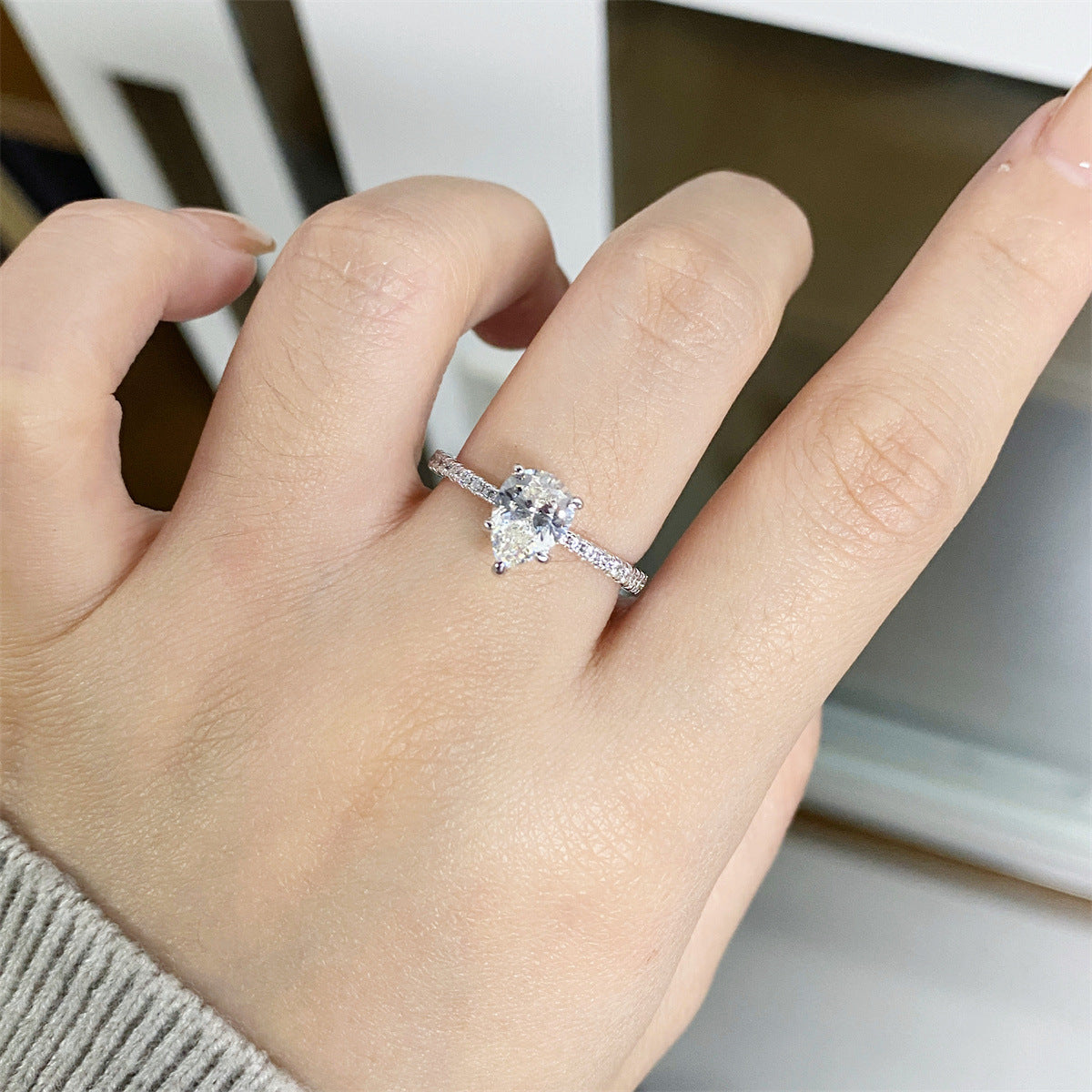 1 Karat Pear-Shaped Moissanite Ring for Women – Elegant Silver Jewelry